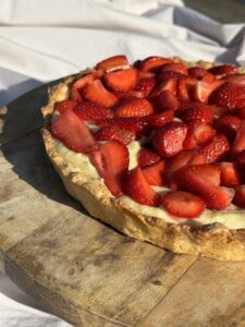 Read more about the article Tarta waniliowa z truskawkami