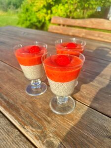 Read more about the article Kremowy pudding chia z musem truskawkowym